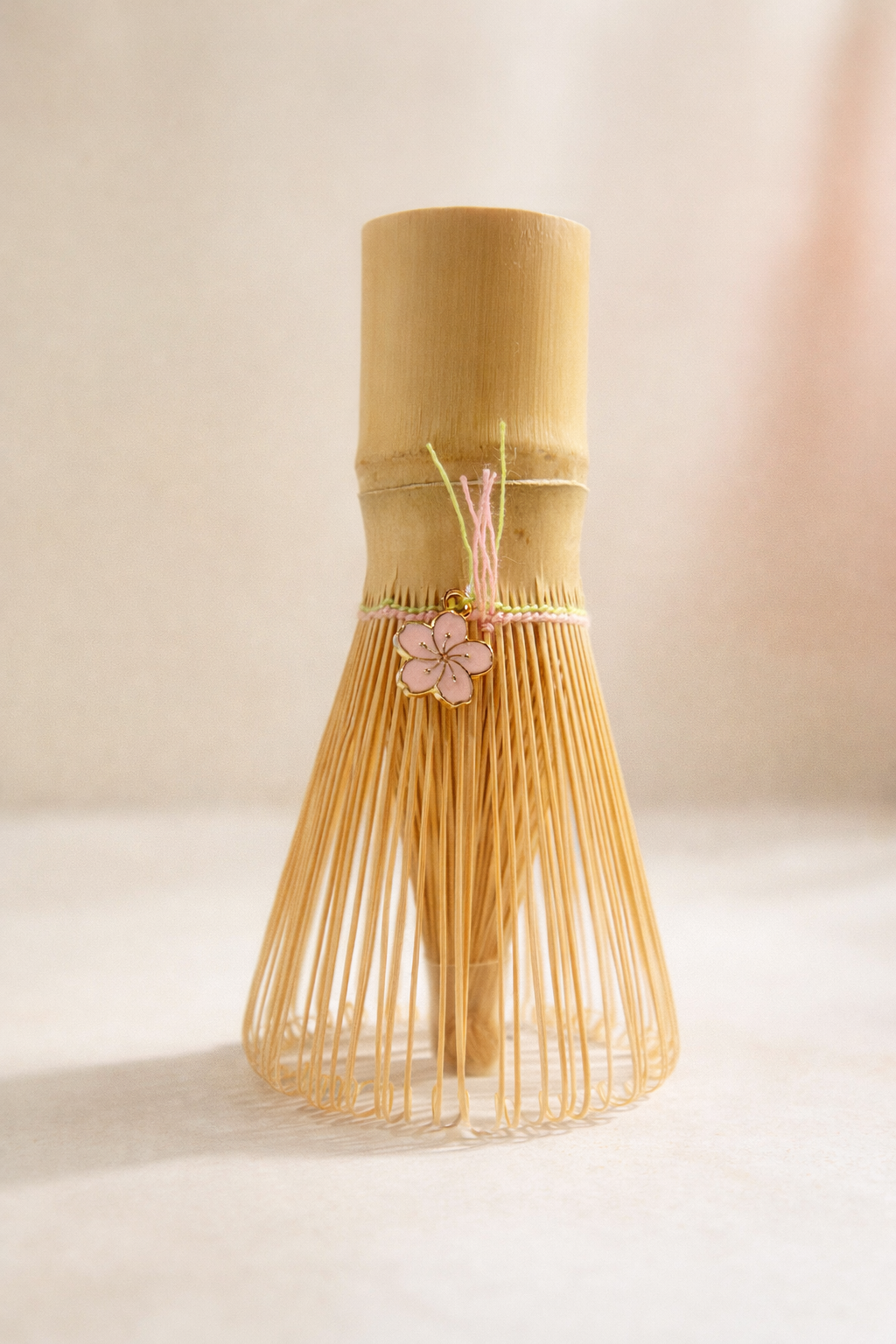 Chasen bambusowy z wisiorkiem Sakura – do rytuału matchy